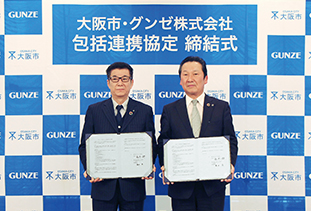 締結式の様子 松井 一郎大阪市長（左）、廣地 厚社長（右）