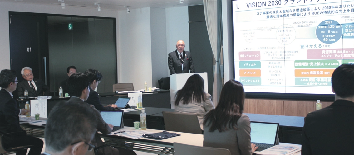 2025年3月期の決算説明会に登壇する佐口社長画像