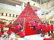 地域ボランティアが一体一体手作業で飾る、エルミこうのすの日本一高いピラミッドひな壇