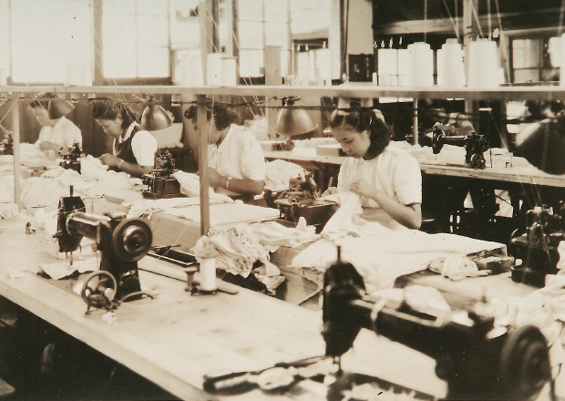 1896年 郡是製絲株式会社を設立 1917年 郡是女学校設置